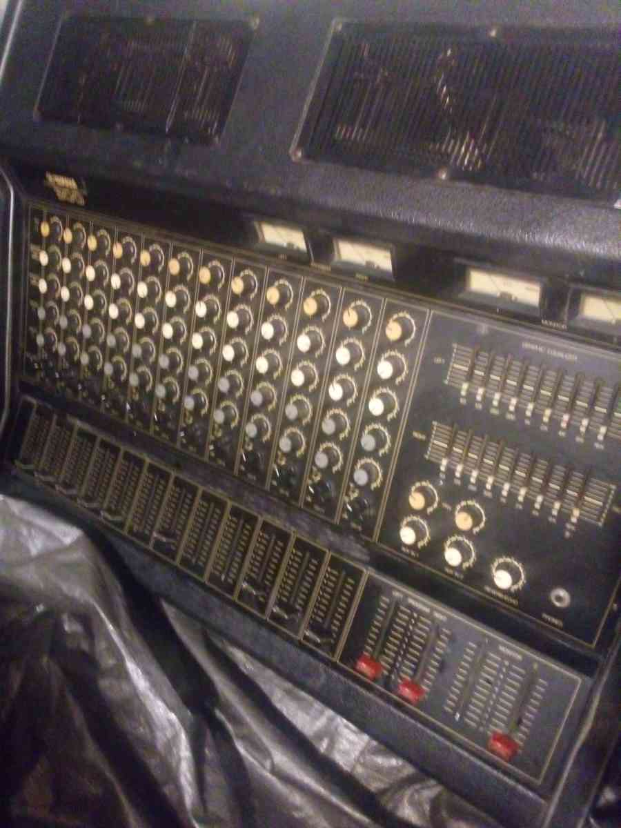 Yamaha 300 studio mixer - Manteca, California
