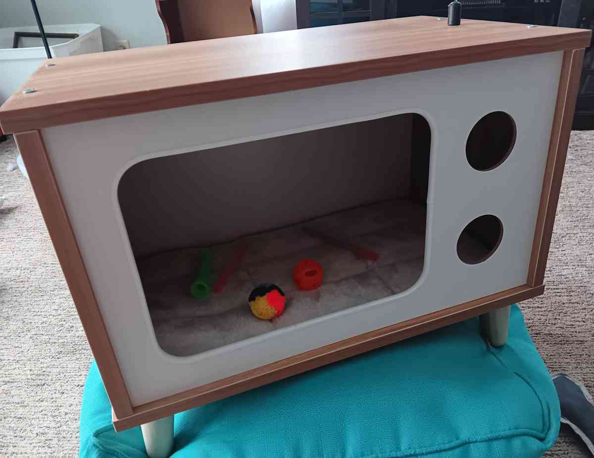 cat bed house toys and scratch pad - Fairmont, Minnesota - FleaMarketBay