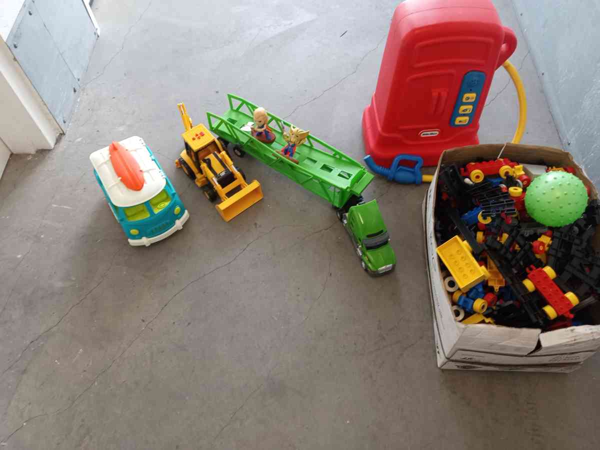 toys toys - Adelanto, California - FleaMarketBay