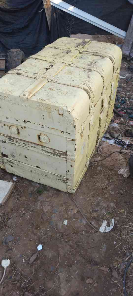 vintage old trunk - Adair, Oklahoma - FleaMarketBay