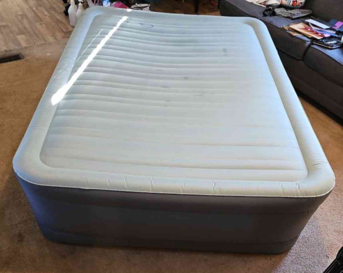 AlwayzAire 20 Queen AirMattress with Builtin Pump - Greensboro, North Carolina - FleaMarketBay
