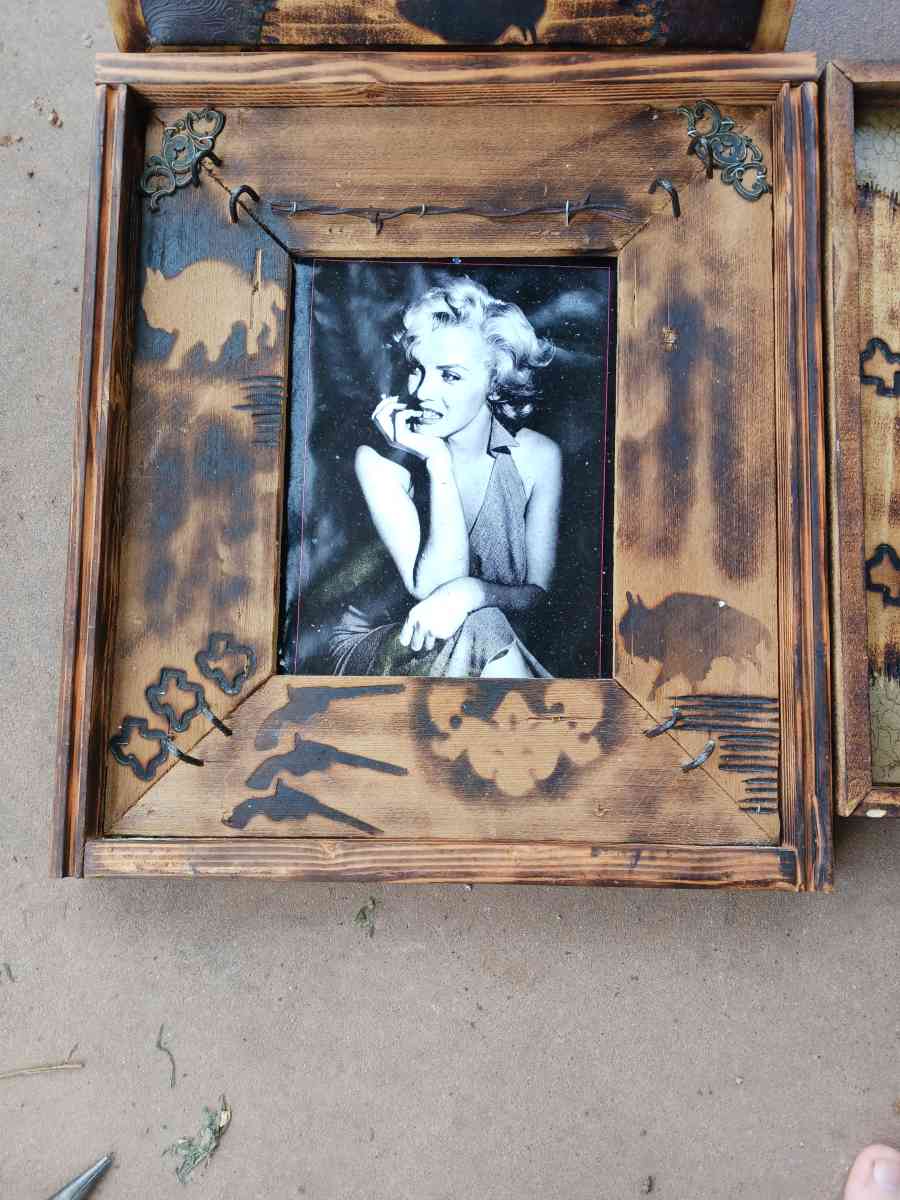 house decorations for all of them is 90 - Iowa Park, Texas - FleaMarketBay