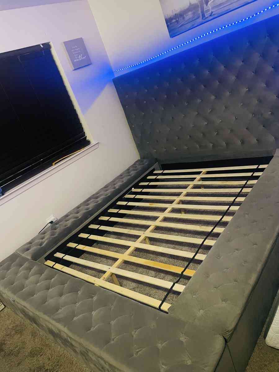 Queen bed frame - Carrollton, Texas