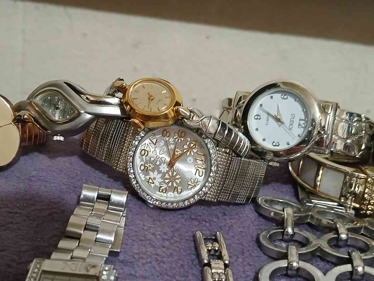 over 110 watches - Akron, Ohio - FleaMarketBay