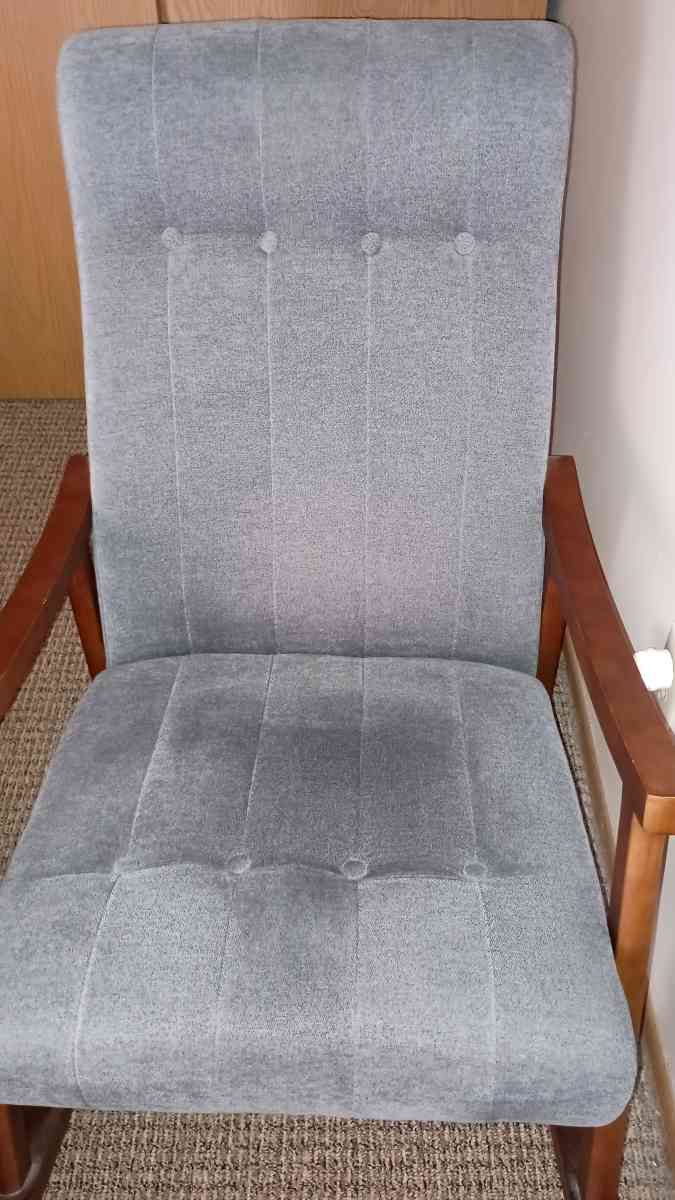 Gray rocking chair - Botkins, Ohio - FleaMarketBay