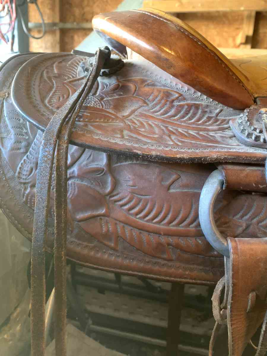 horse saddle and stand - Port Orchard, Washington - FleaMarketBay