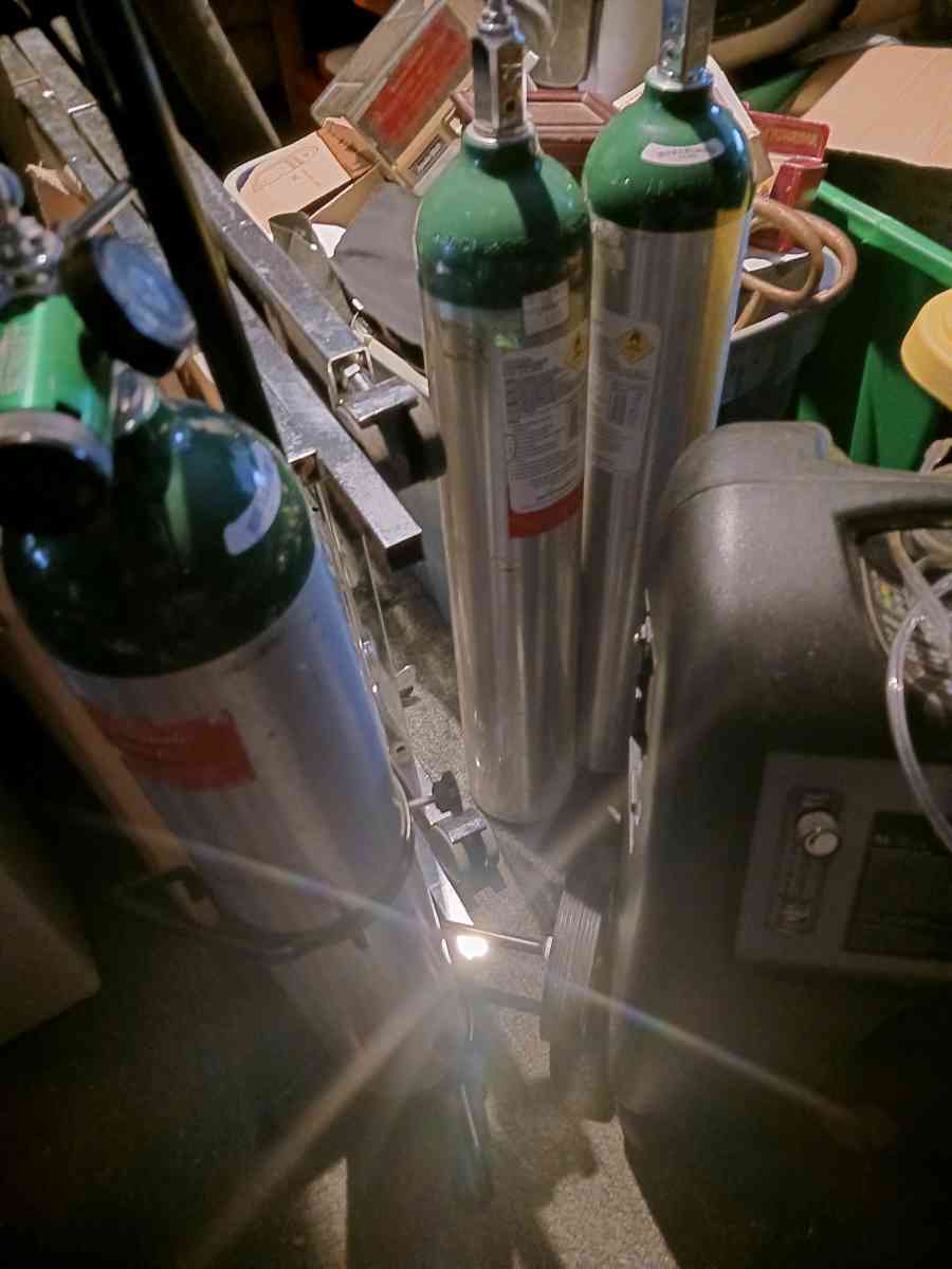 Lifestyle Oxygen concentrator with 3 O2 tanks and Carrier - North Port, Florida