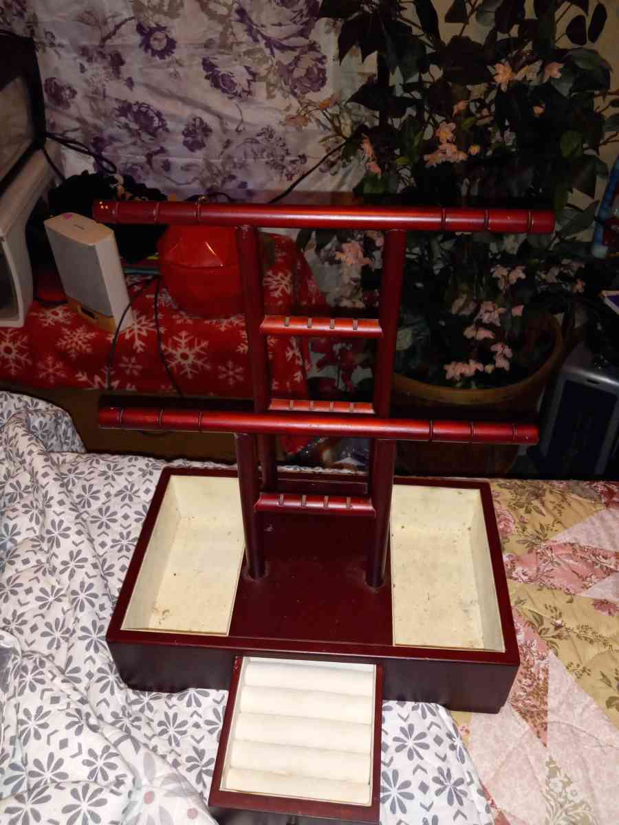 a jewelry box - Chuckey, Tennessee