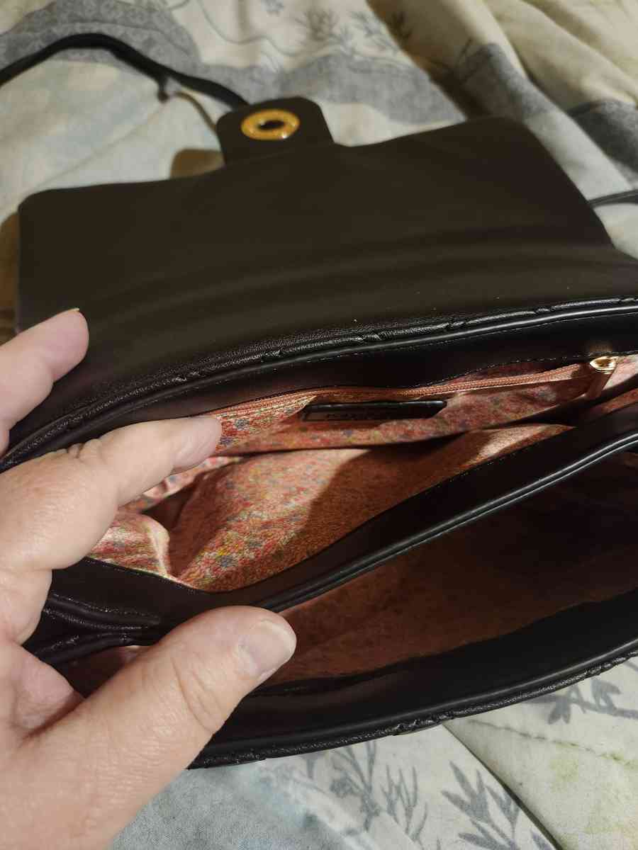 Black quilted design crossbody - Houston, Texas - FleaMarketBay