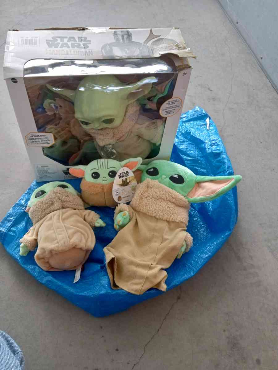 star wars the Mandalorian and 4 accesories - Adelanto, California - FleaMarketBay