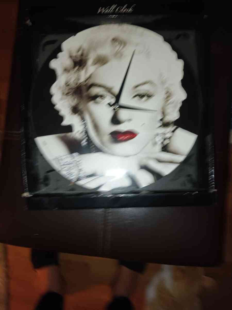 new Marilyn Monroe clock must pick up - San Antonio, Texas
