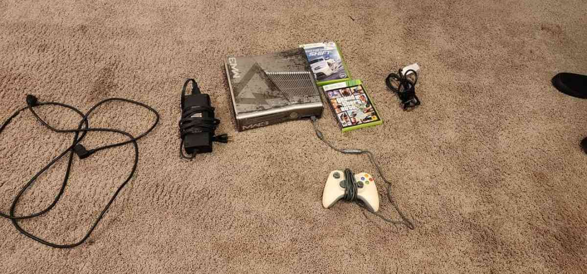 modern warfare xbox360 with control and games - Aurora, Colorado