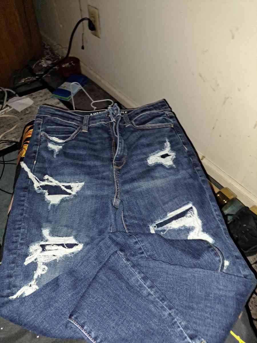 American Eagle Destructed Denim Sz 10 - Clifton Heights, Pennsylvania