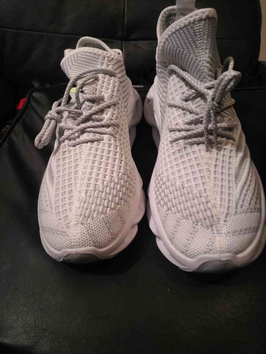 Ivory LT Damp Sneakers Size 9 Mens  Jogging Arcade Park - Seaford, New York - FleaMarketBay