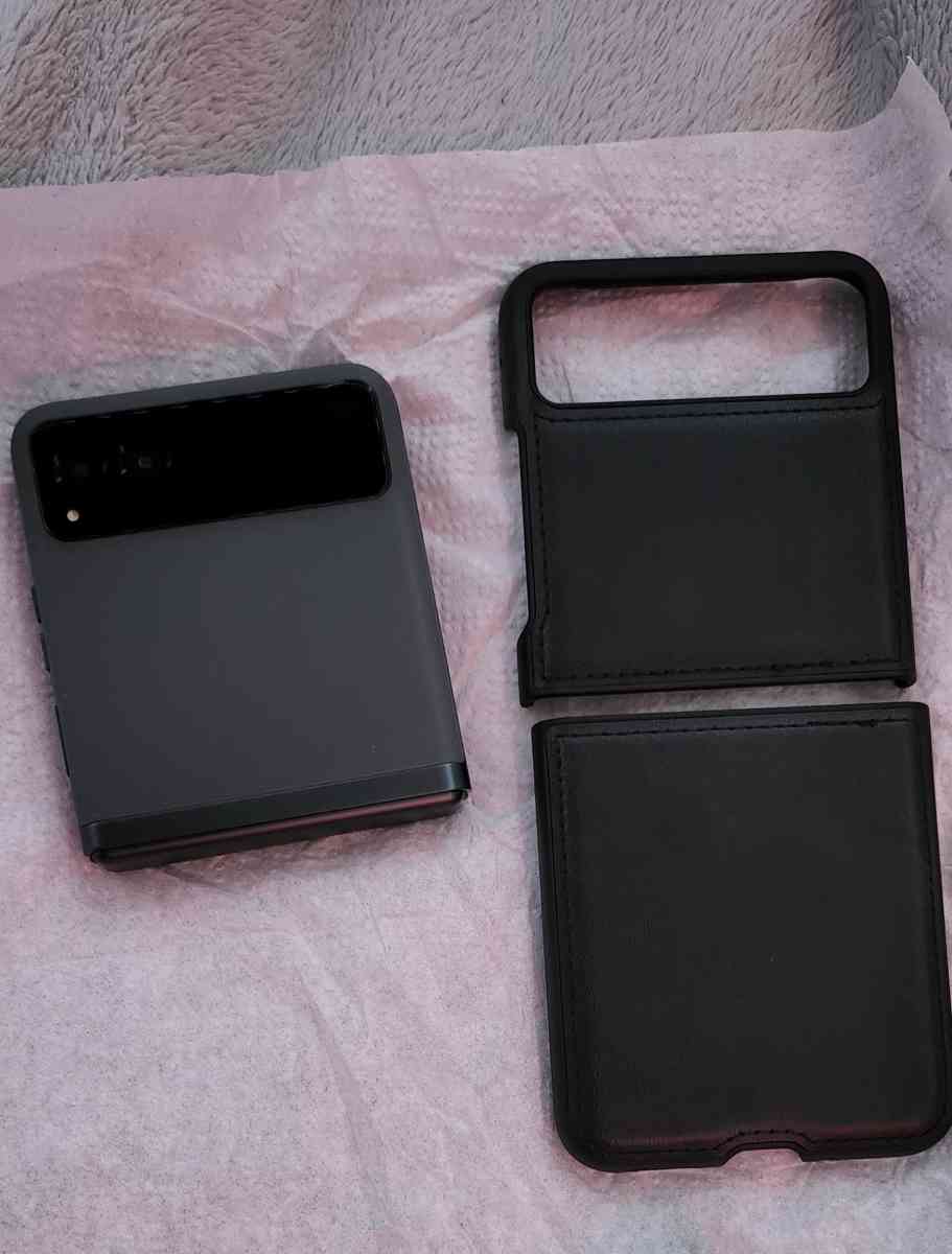 Motorola RAZR V3a  Gray Cricket Cellular Phone