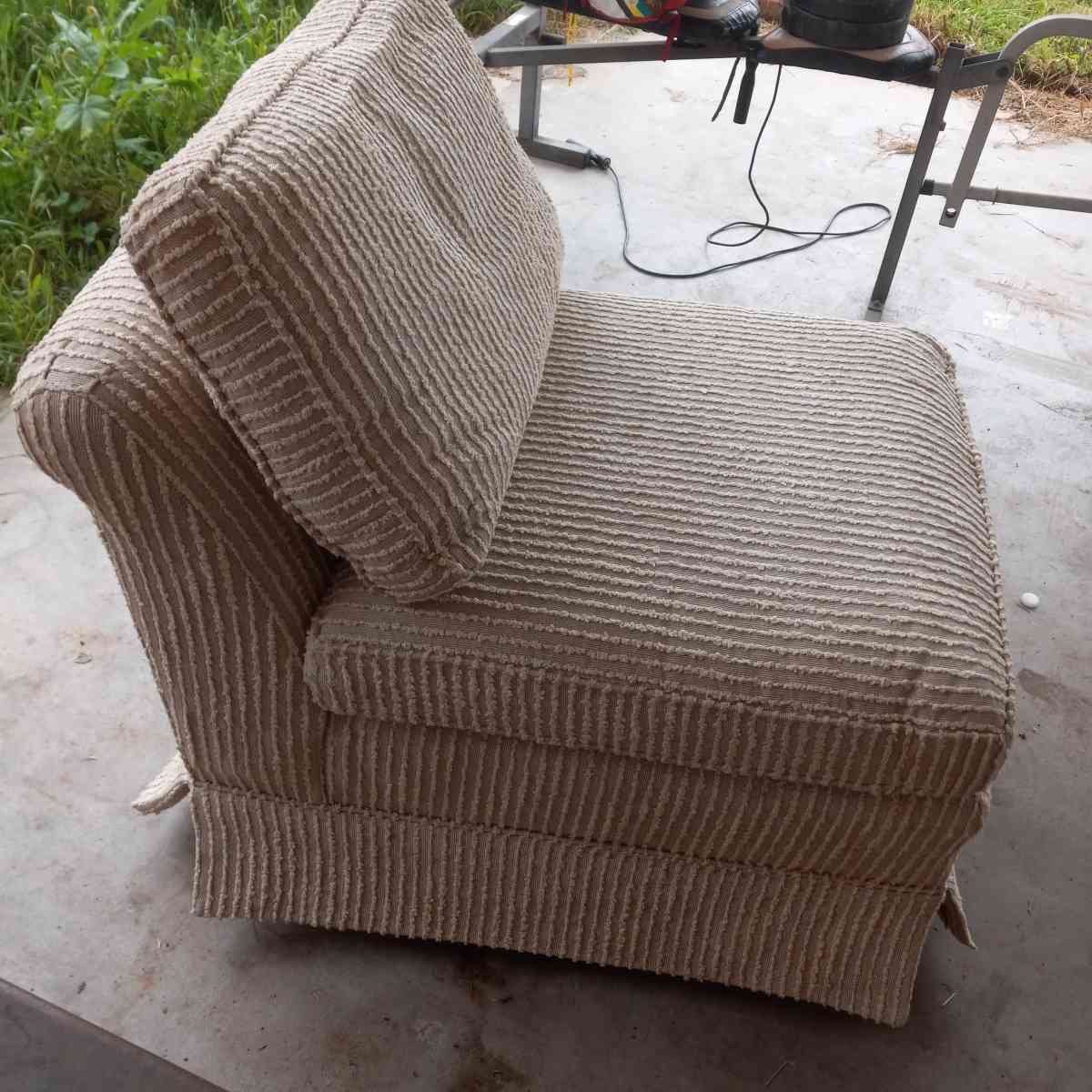 ETHAN ALLEN  LOUNGE CHAIR - Riverside, California - FleaMarketBay