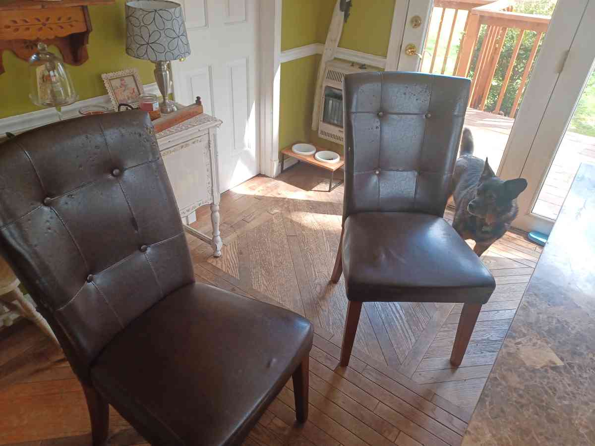 Dining Table - Valparaiso, Indiana - FleaMarketBay