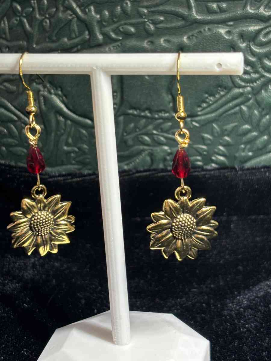 summer wine and sunflowers earrings - Tehachapi, California - FleaMarketBay