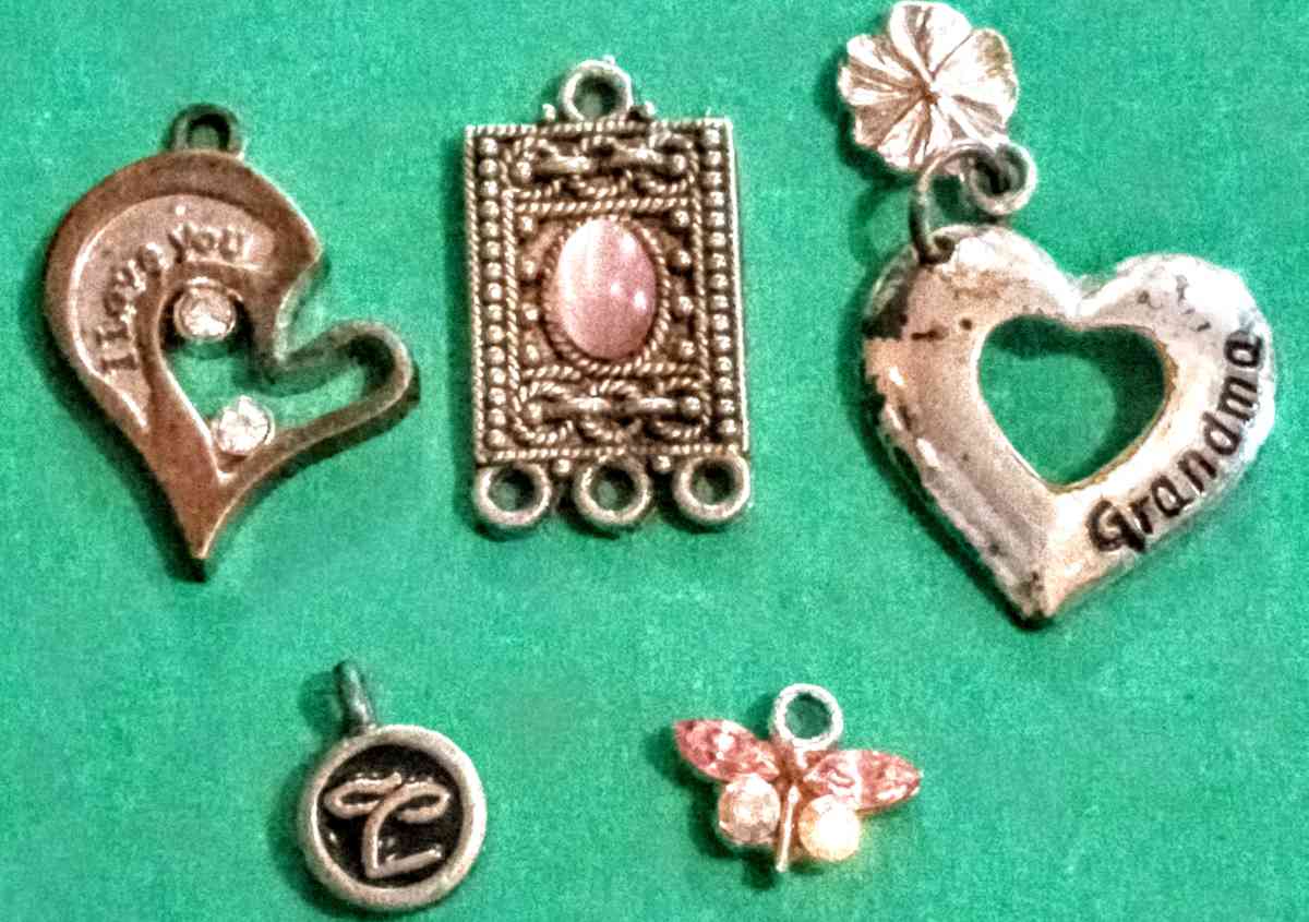 5 Pendants - Muldrow, Oklahoma - FleaMarketBay