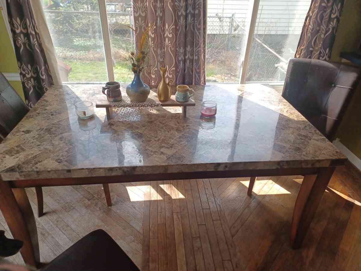 Dining Table - Valparaiso, Indiana - FleaMarketBay