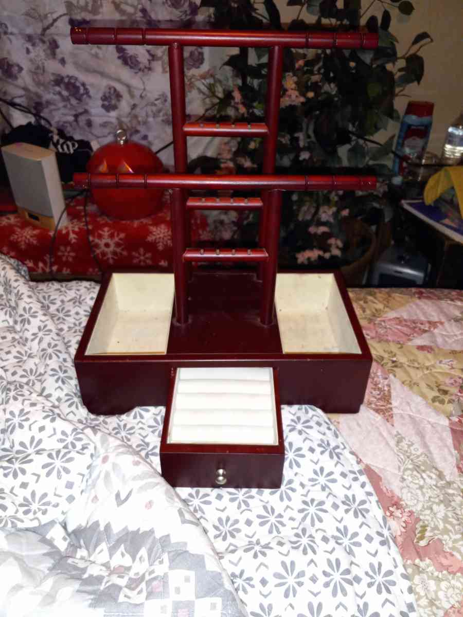 a jewelry box - Chuckey, Tennessee - FleaMarketBay