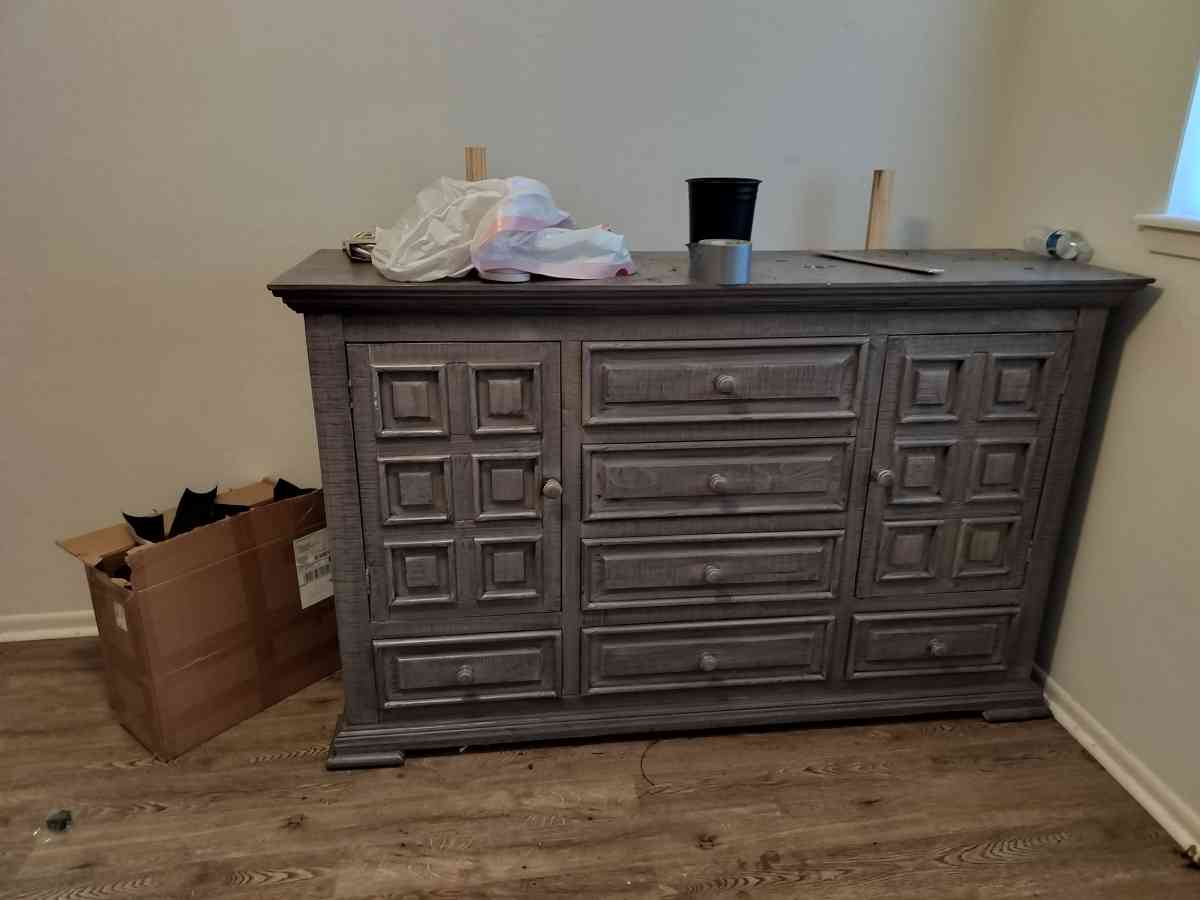 large king size bed and or dresser - Corpus Christi, Texas - FleaMarketBay