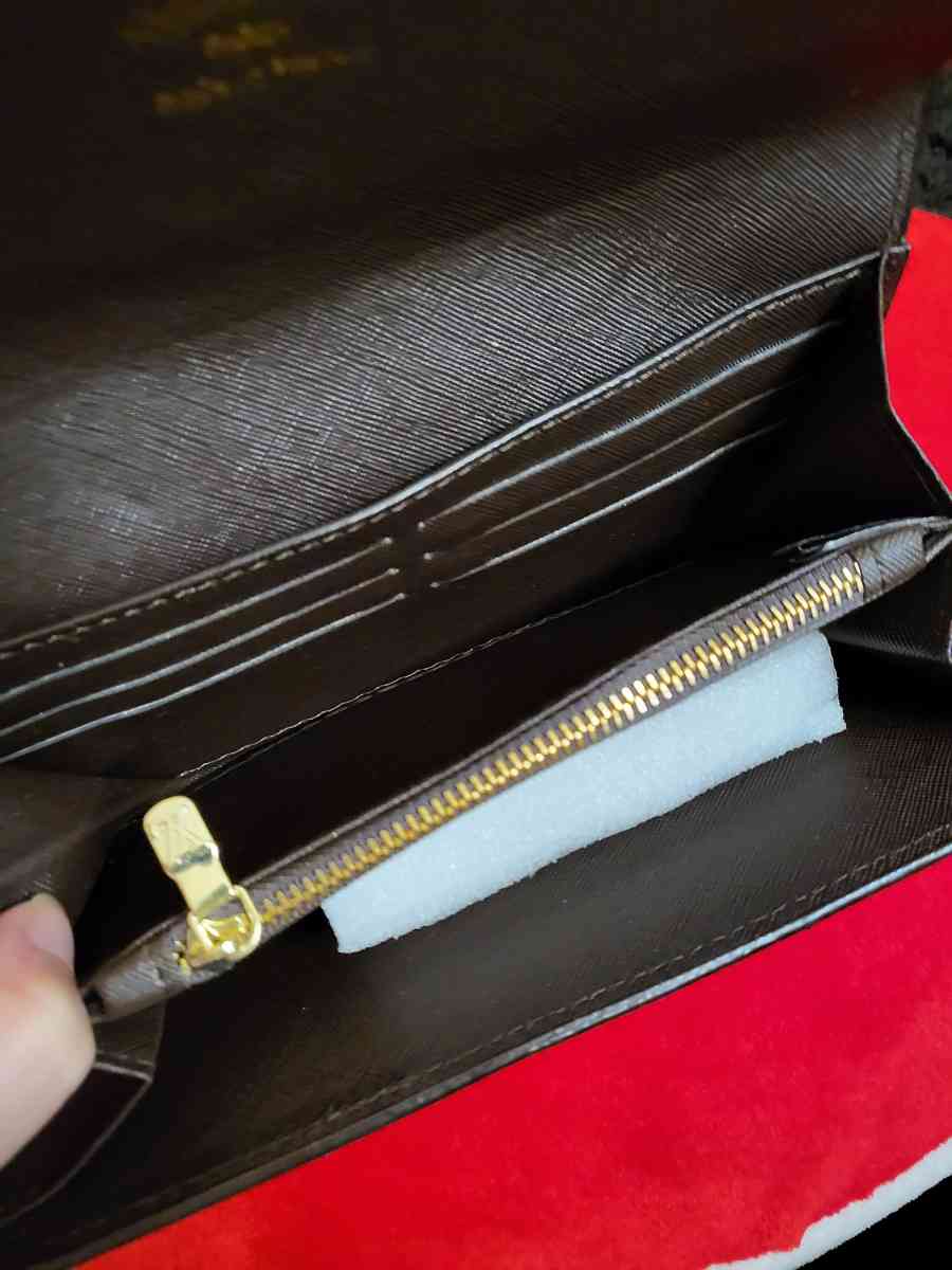 wallet - Adelanto, California - FleaMarketBay