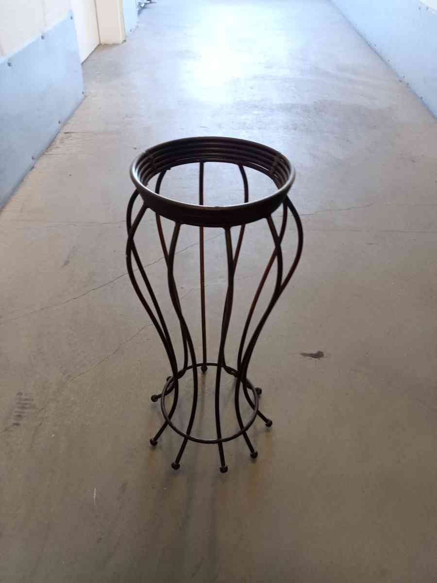 the decorative vase of steel - Adelanto, California - FleaMarketBay