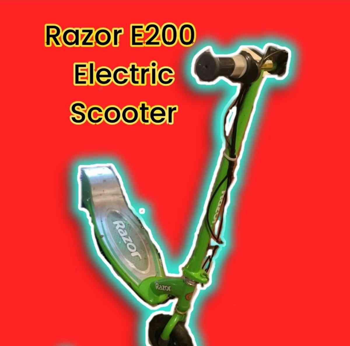 RAZOR e200 electric  scooter   Accessories  Paint  New Charg - Farmingdale, New York