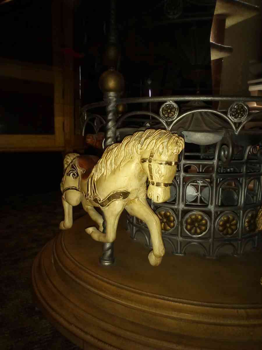 horse caracel table that moves - Bristol, Indiana - FleaMarketBay