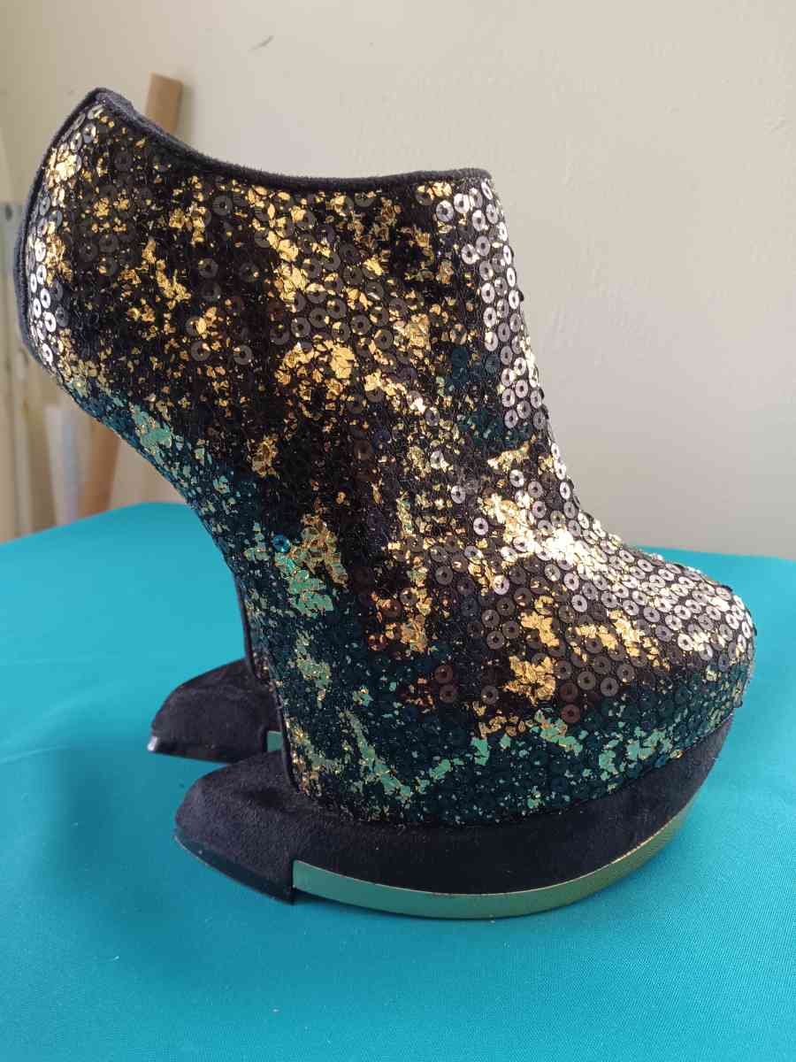 privileged Gold shoes - Saint Paul, Minnesota