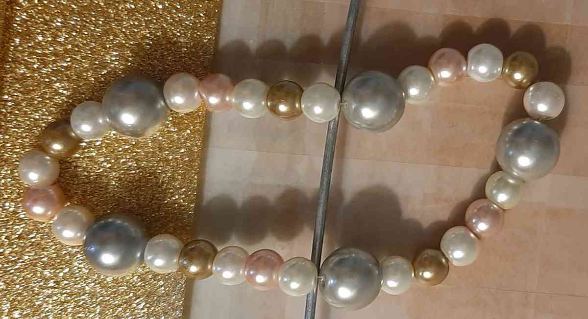 Faux Pearl Bracelet - Dover, Arkansas - FleaMarketBay