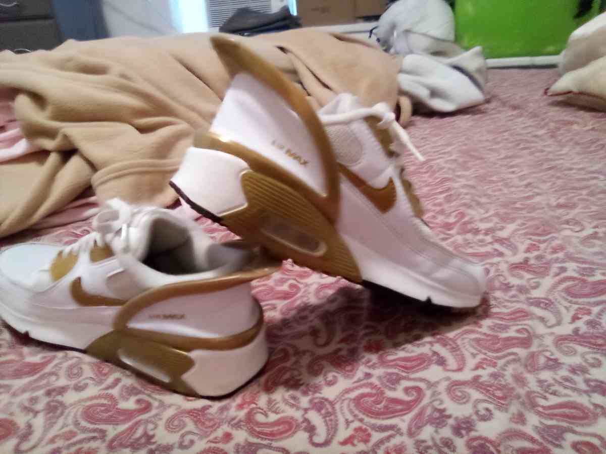 7 Y GoldWhite Nike Flyease - Auburndale, Florida