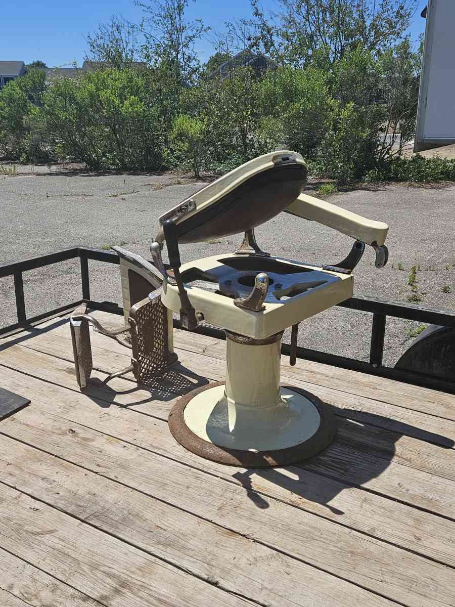 barbers chair - Myrtle Beach, South Carolina - FleaMarketBay