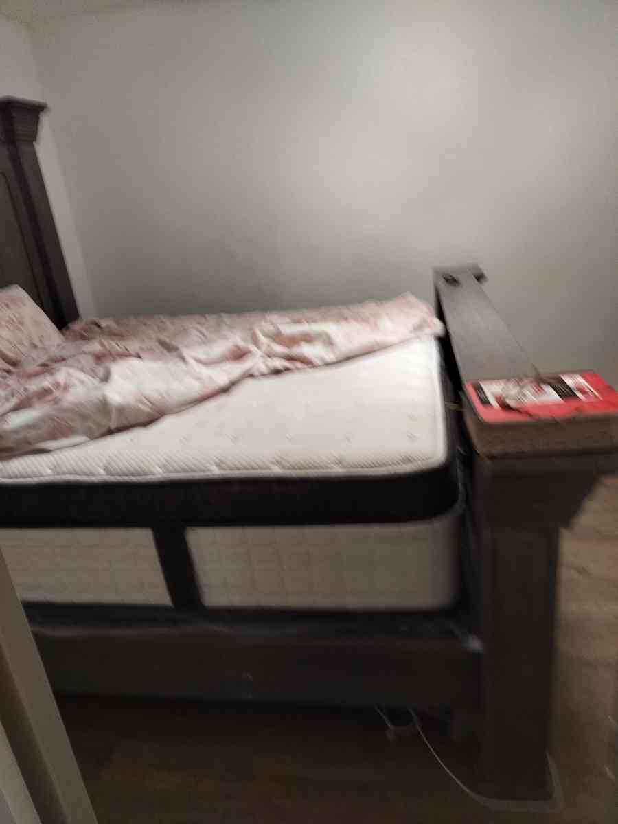 large king size bed and or dresser - Corpus Christi, Texas - FleaMarketBay