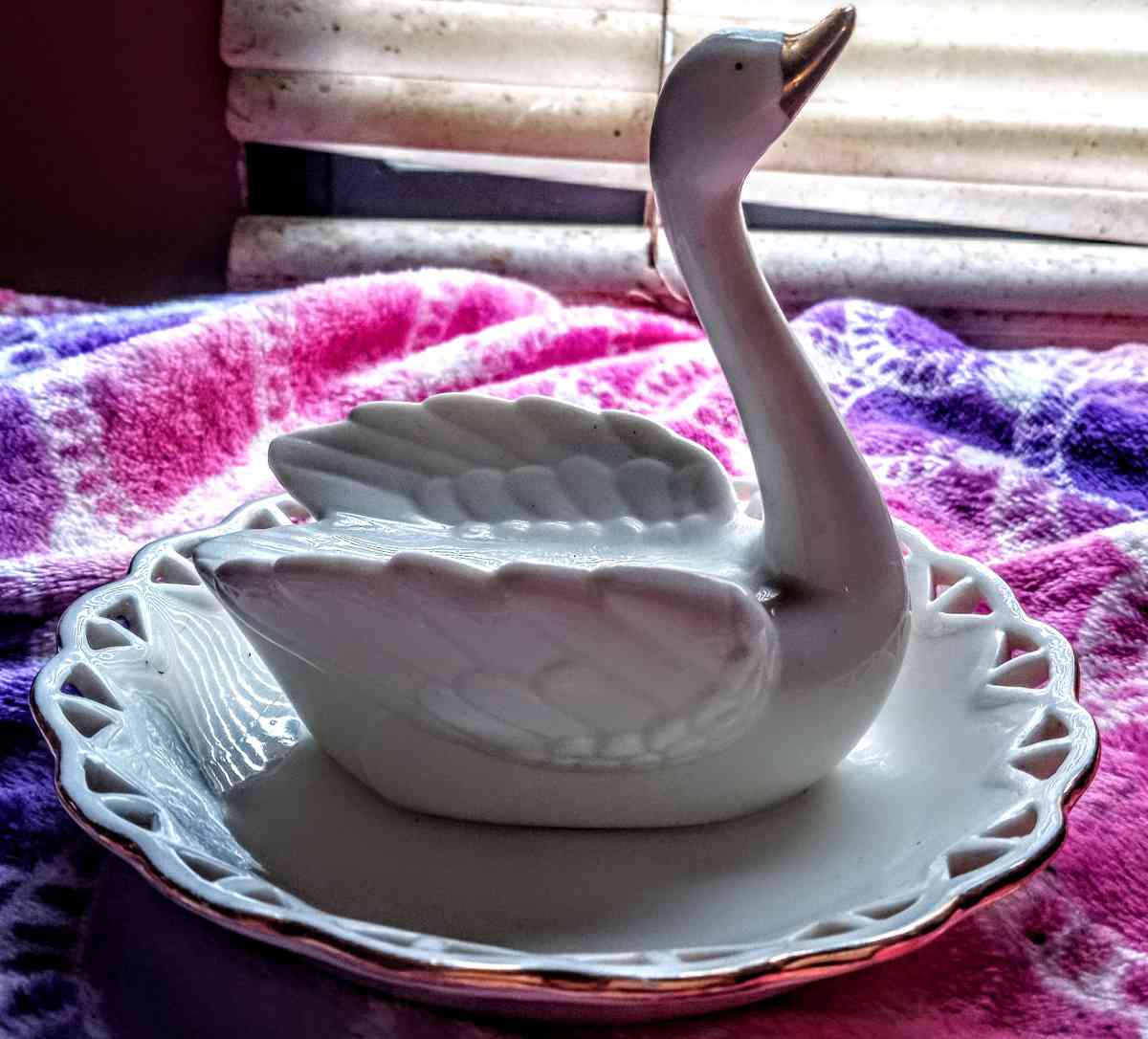 Avon White Swan Jewelry Plate - Muldrow, Oklahoma - FleaMarketBay