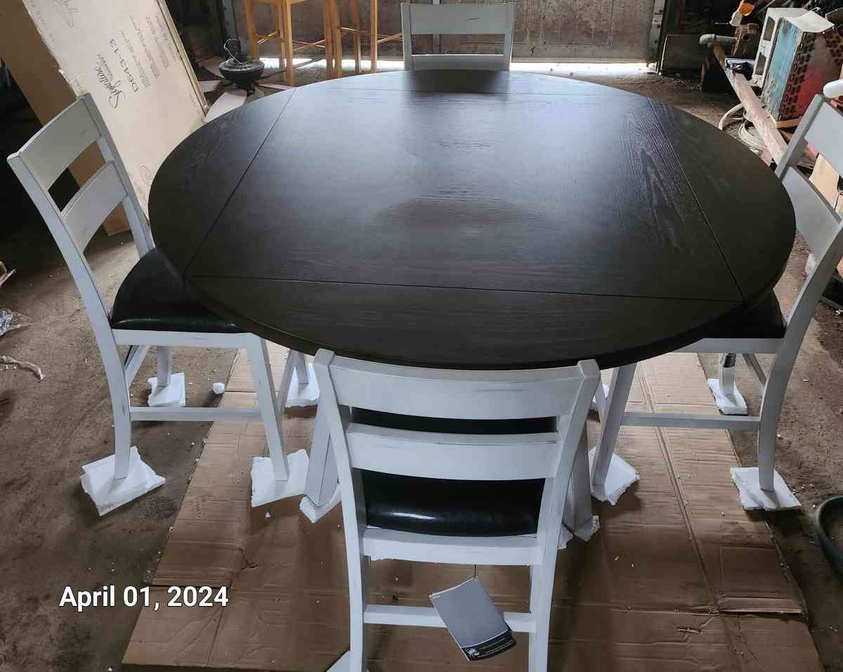 Signature Ashley Drop Leaf Counter Top Height Table Set - Sidney, Ohio