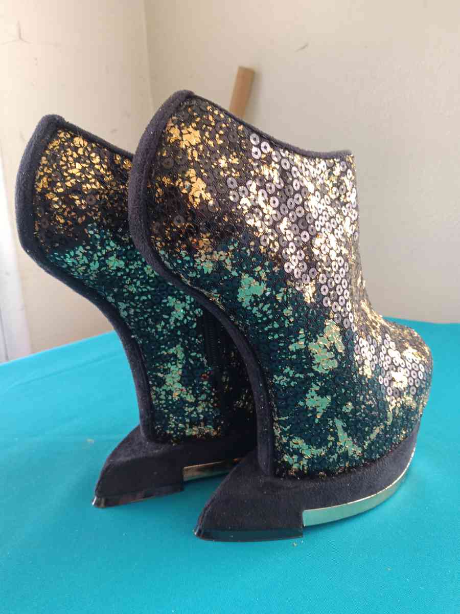 privileged Gold shoes - Saint Paul, Minnesota - FleaMarketBay