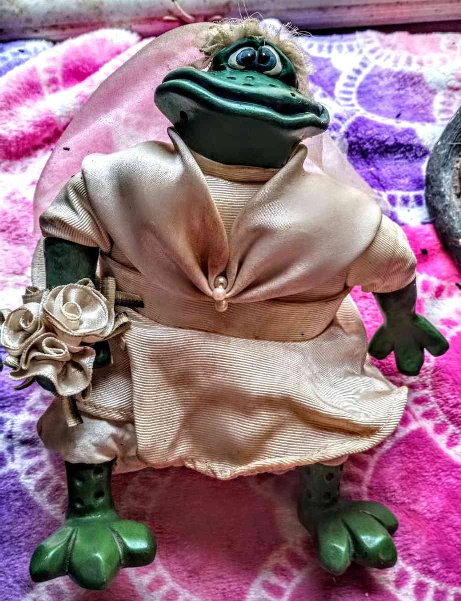 Mr and Mrs Pondhopper Bride and Groom Frogs - Muldrow, Oklahoma - FleaMarketBay