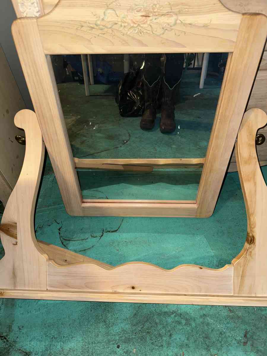 antique looking twin bedroom set - Suwannee, Florida - FleaMarketBay