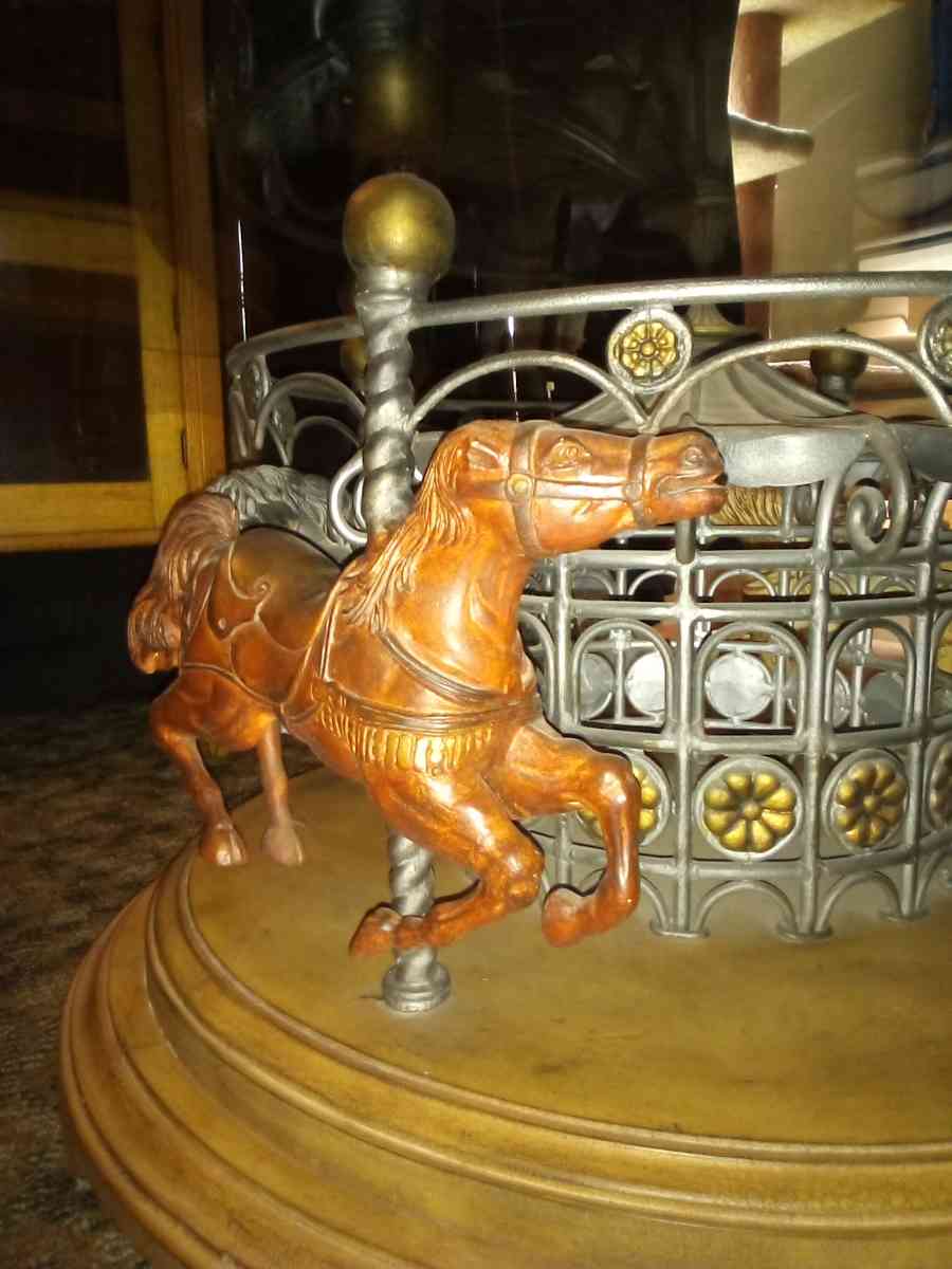 horse caracel table that moves - Bristol, Indiana