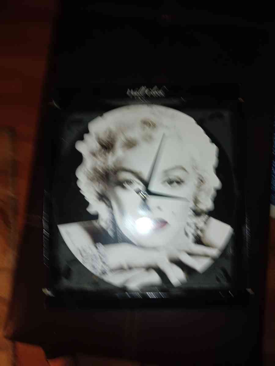 new Marilyn Monroe clock must pick up - San Antonio, Texas - FleaMarketBay