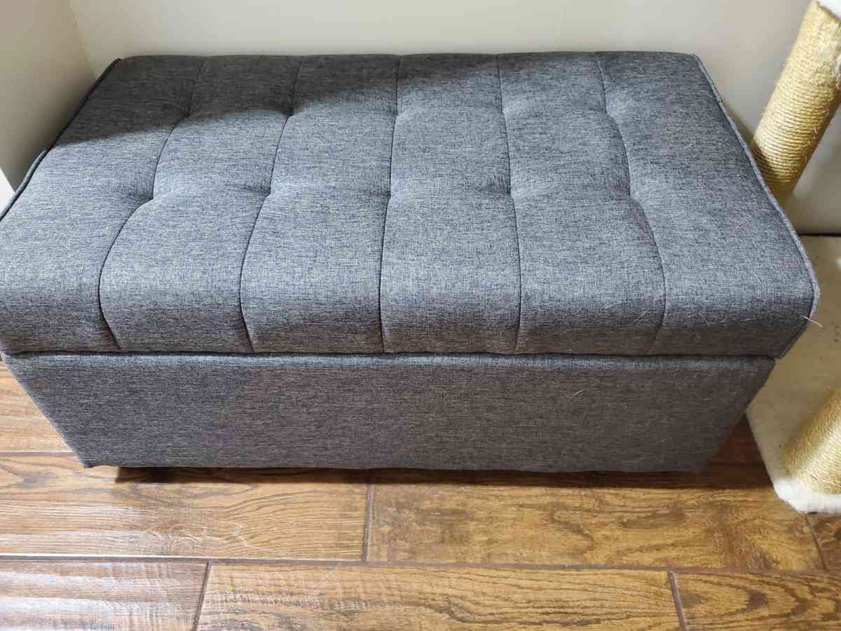 small sofa with rectangular storage ottoman - Youngstown, Ohio - FleaMarketBay