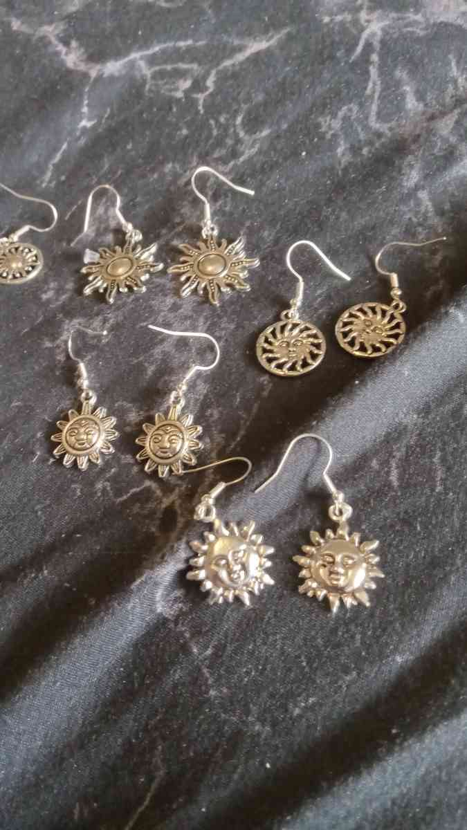 Sun Themed Earrings - Cuyahoga Falls, Ohio - FleaMarketBay