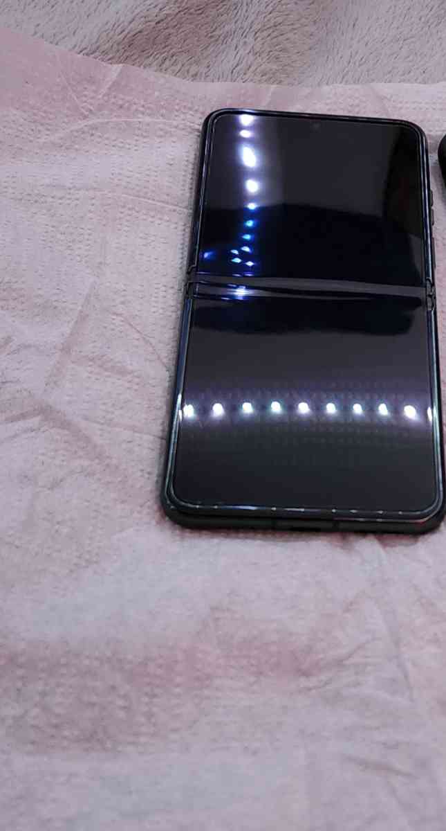 Motorola RAZR V3a  Gray Cricket Cellular Phone - Frederick, Maryland - FleaMarketBay