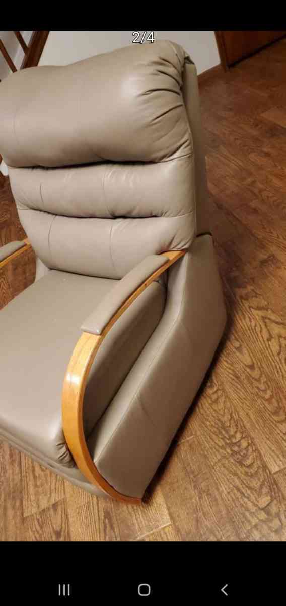 Recliner Chair - Youngstown, Ohio - FleaMarketBay