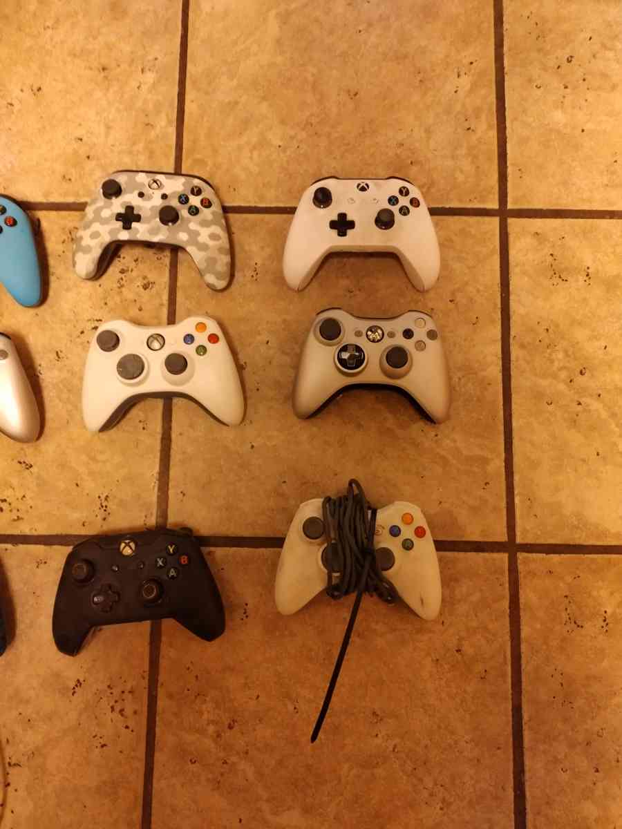 Xbox controller bundle - Carmichael, California - FleaMarketBay