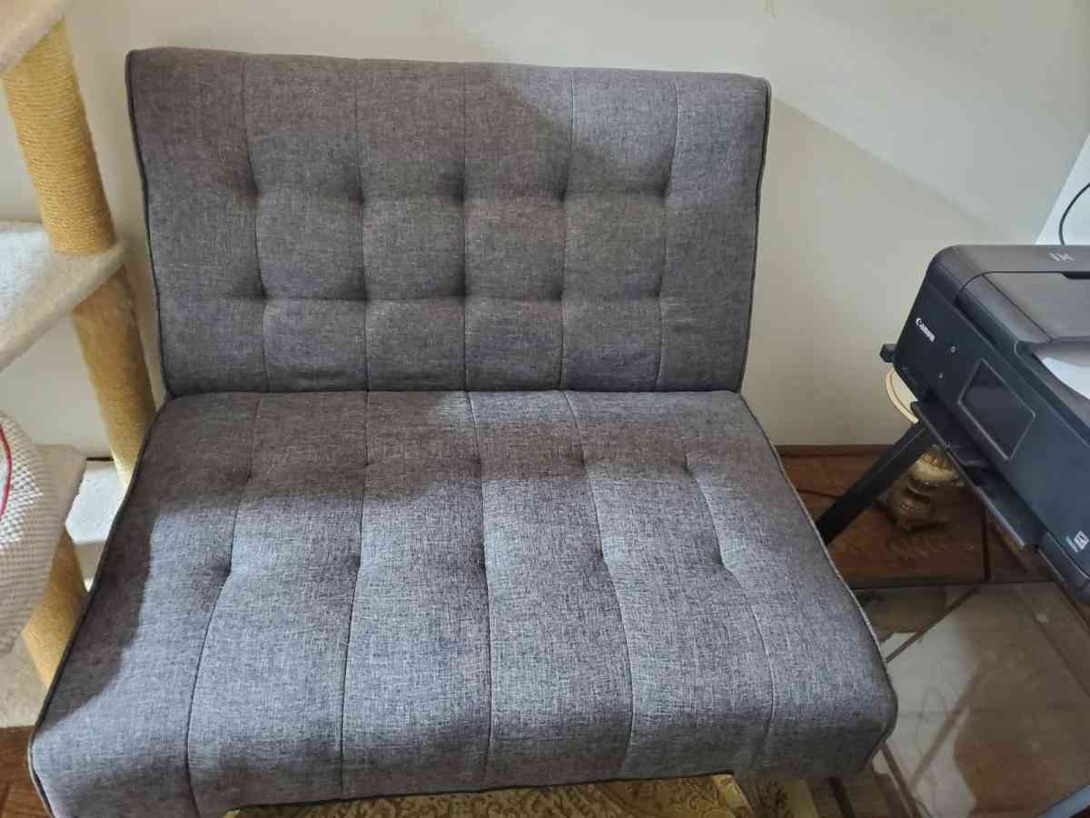 small sofa with rectangular storage ottoman - Youngstown, Ohio - FleaMarketBay