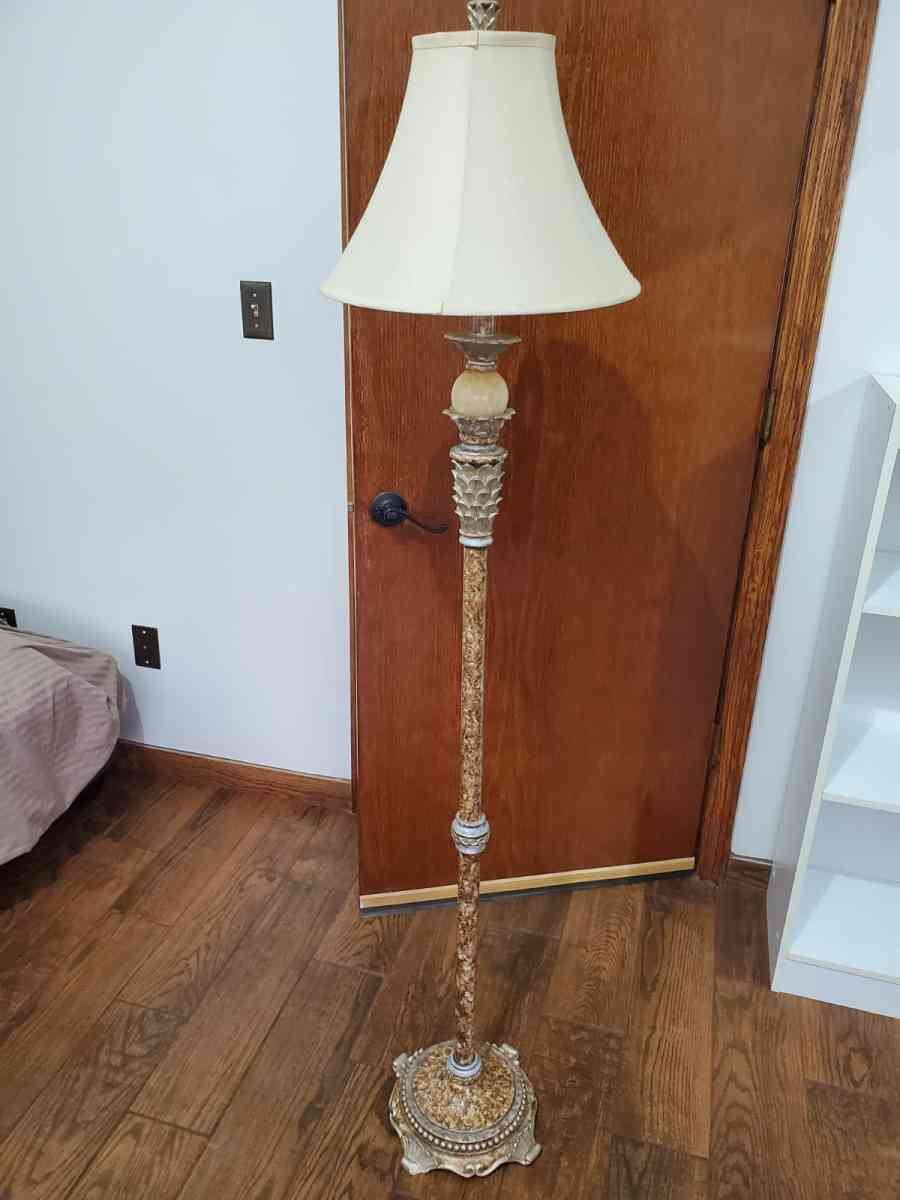Antique lamp - Youngstown, Ohio - FleaMarketBay