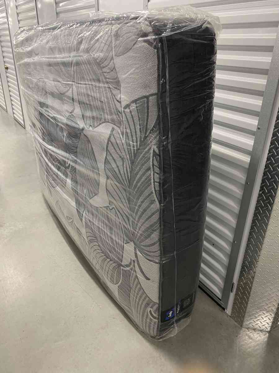 SEALY POSTUREPEDIC PLUS MATTRESS AND BOX SPRING QUEEN SIZE F - Hackensack, New Jersey - FleaMarketBay